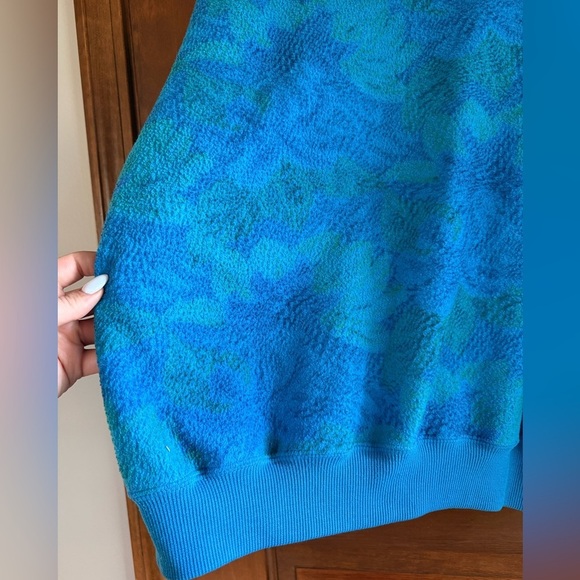 Vintage Fuzzy Blue Pattern Sweatshirt - Picture 4 of 4